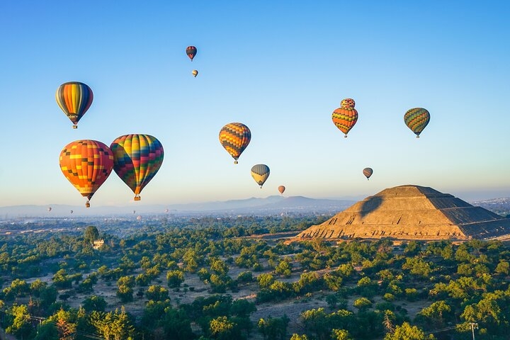 Balloon flight + Breakfast in a cave + Pyramids + Pick up in CDMX