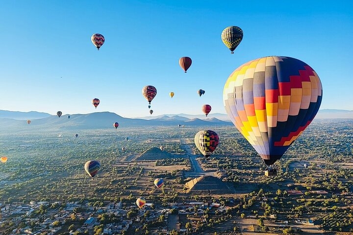 Balloon flight with tour to Teotihuacán from Mexico City