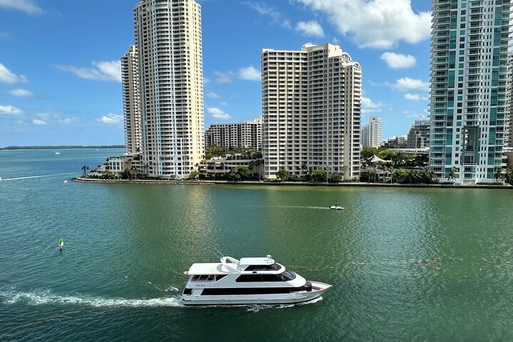 Miami Skyline Cruise of Millionaire's Homes and Biscayne Bay