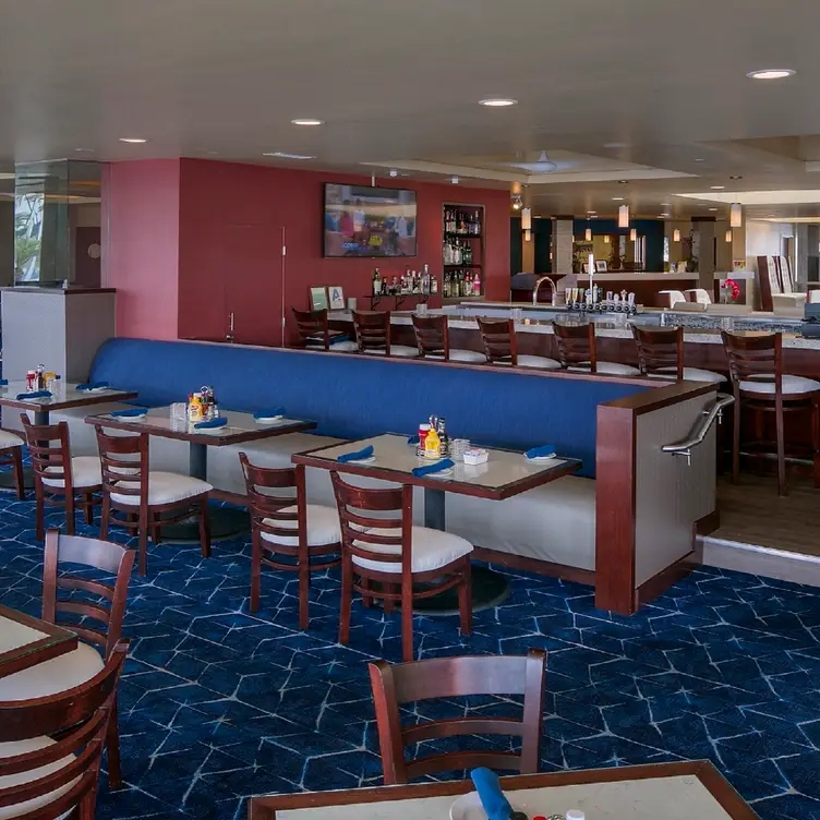 Quarterdeck Restaurant- Bay Club Hotel And Marina