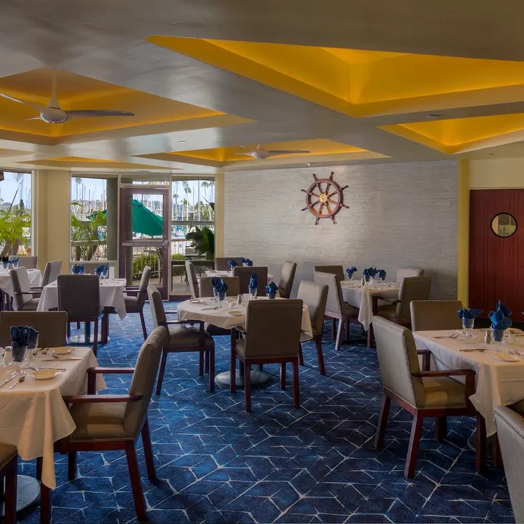 Quarterdeck Restaurant- Bay Club Hotel And Marina