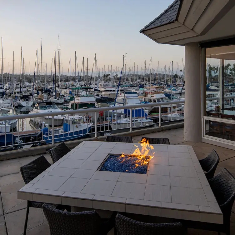 Quarterdeck Restaurant- Bay Club Hotel And Marina