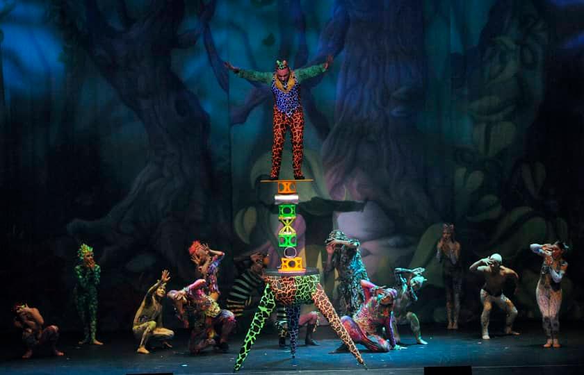 Cirque Dreams Holidaze (Touring)