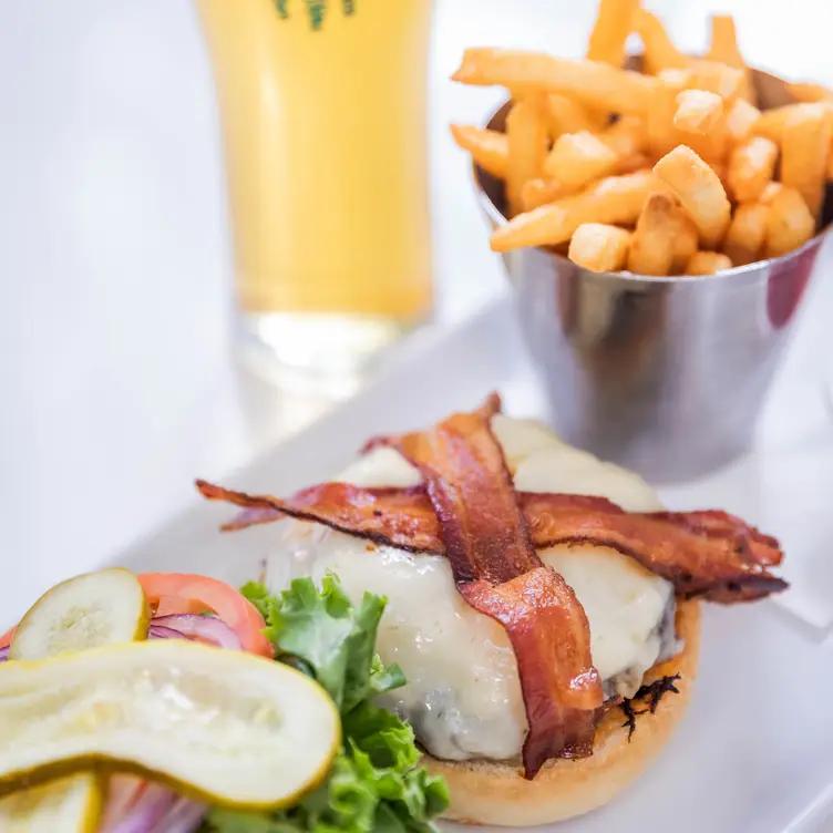 Vancouver Canucks Bar & Grill - Vancouver International Airport, Transborder Concourse E