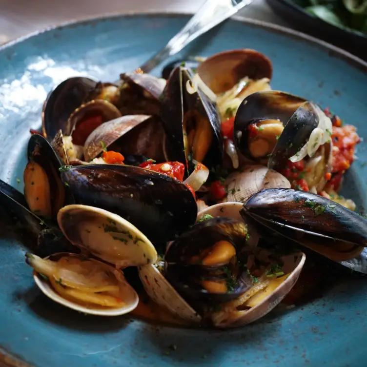 Fanny Bay Oyster Bar & Shellfish Market