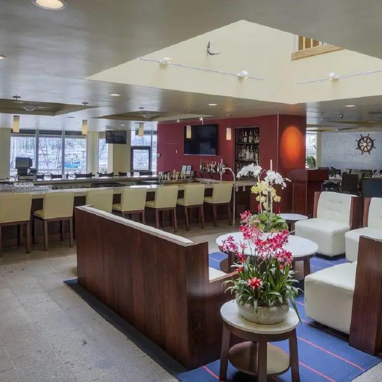 Quarterdeck Restaurant- Bay Club Hotel And Marina